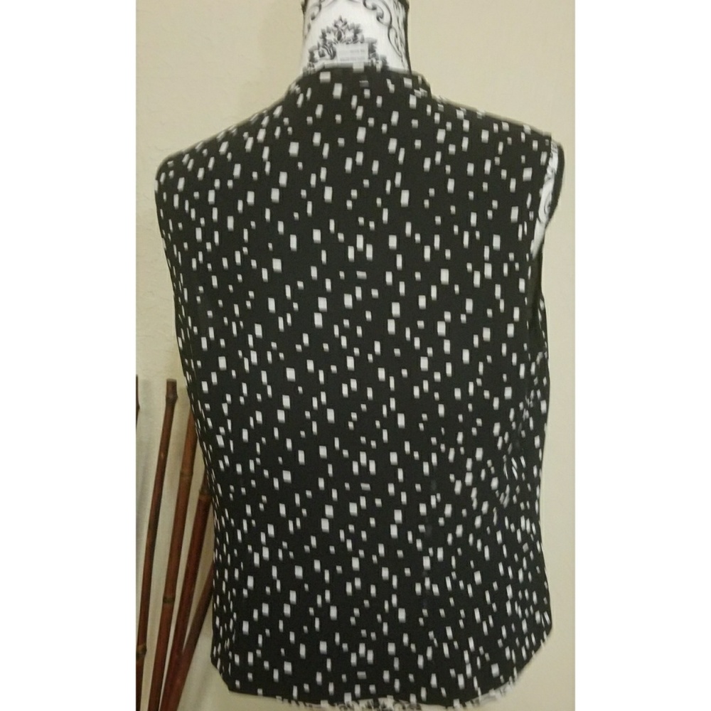 Black and White Button down Sleeveless Top - Picture 4 of 4